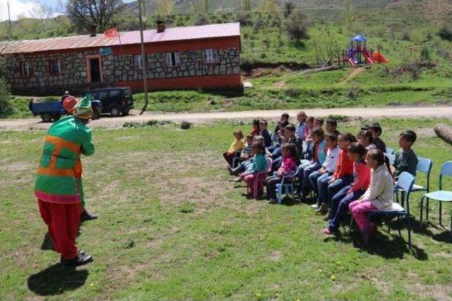 Köy Çocuklarını Tiyatro Ile Tanıştırıyorlar