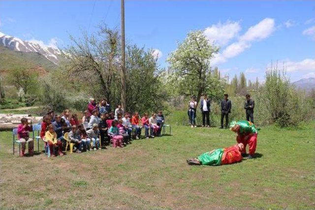 Köy Çocuklarını Tiyatro Ile Tanıştırıyorlar