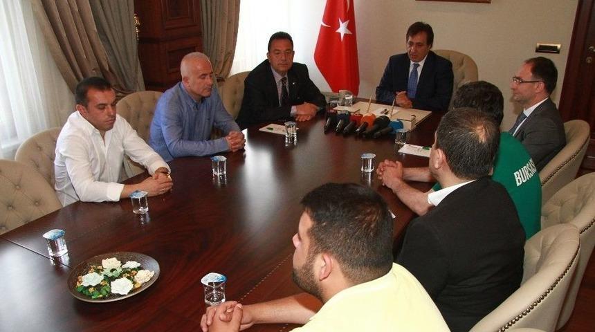 Bursaspor Trib&uuml;n Liderleri Vali K&uuml;&ccedil;&uuml;k İle Buluştu