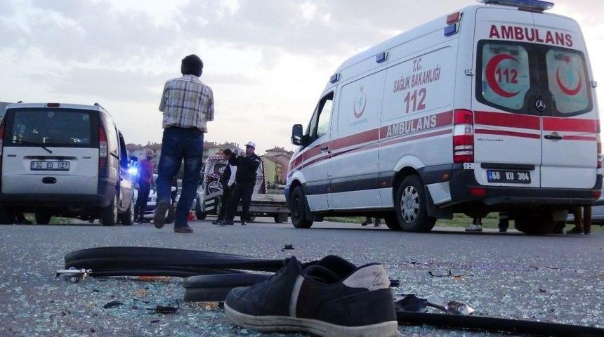 Aksaray&rsquo;da Hafif Ticari Ara&ccedil;la Motosiklet &Ccedil;arpıştı: 4 Yaralı