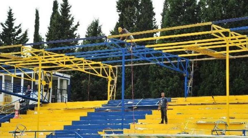 Menemen İl&ccedil;e Stadı'nın Yıkımana Başlandı