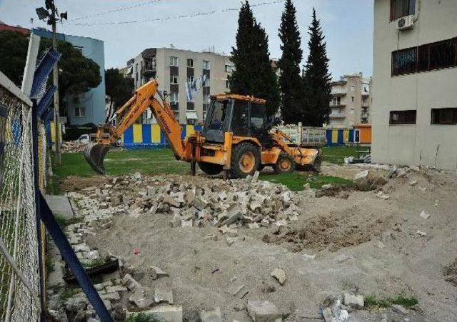 Menemen İlçe Stadı'nın Yıkımana Başlandı