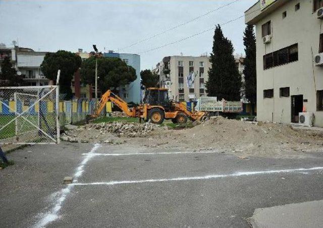 Menemen İlçe Stadı'nın Yıkımana Başlandı