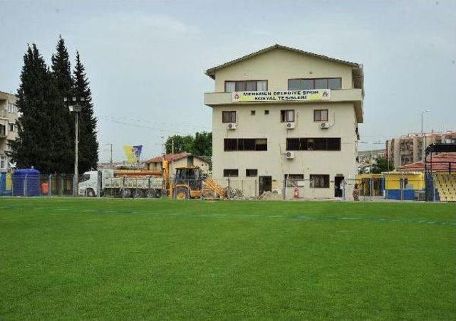 Menemen İlçe Stadı'nın Yıkımana Başlandı