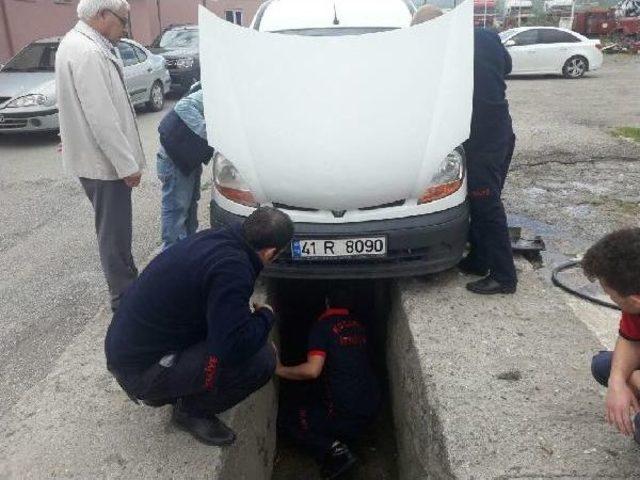 Aracın Motor Kısmına Giren Kediyi Itfaiye Çıkardı