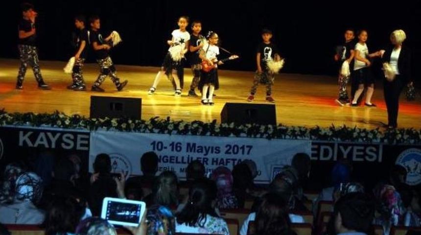 İşitme Engelli &Ouml;ğrencilerden Dans G&ouml;sterisi