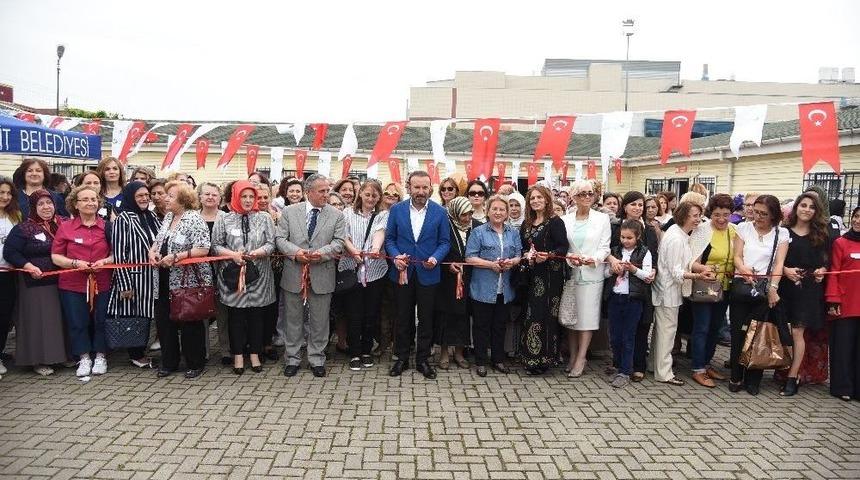 İzmek Kursiyerlerine Belgeleri Teslim Edildi