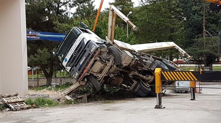 İki Okul Arasındaki İnşaata Beton D&ouml;ken Pompa Aracı Devrildi