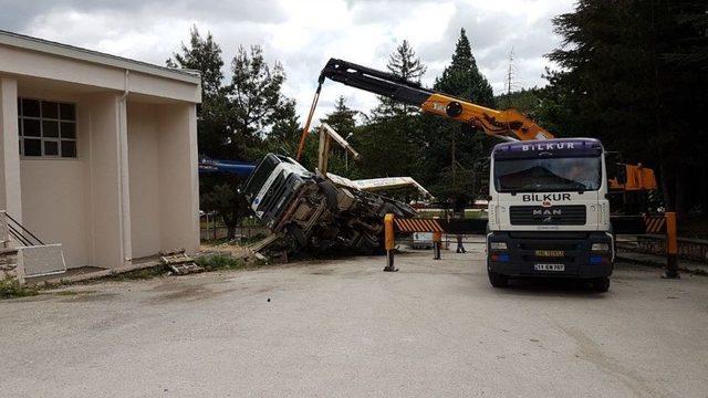 İki Okul Arasındaki İnşaata Beton Döken Pompa Aracı Devrildi