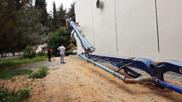 İki Okul Arasındaki İnşaata Beton Döken Pompa Aracı Devrildi