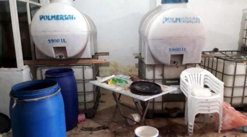 Kırklareli'de Iki Evde Üretilen 587 Şişe Sahte Içki Ele Geçirildi