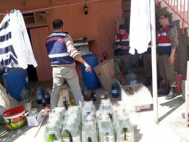 Kırklareli'de Iki Evde Üretilen 587 Şişe Sahte Içki Ele Geçirildi