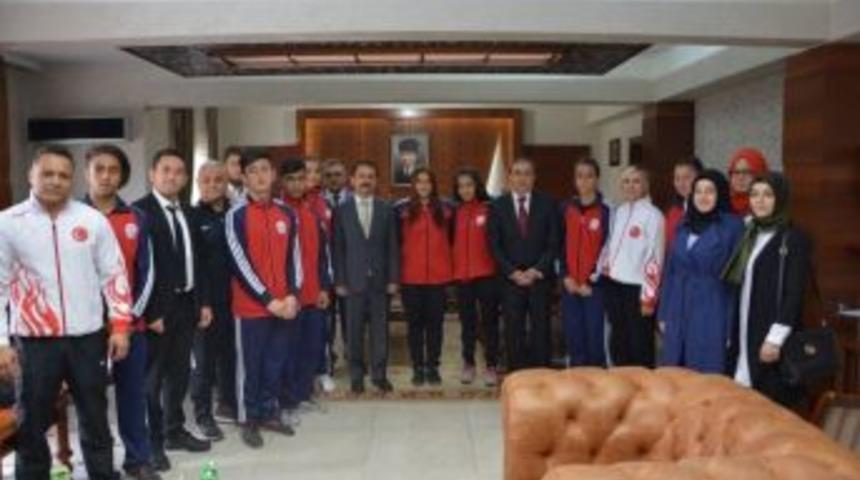Sporcu Gençler Vali Aktaş’ı Ziyaret Etti