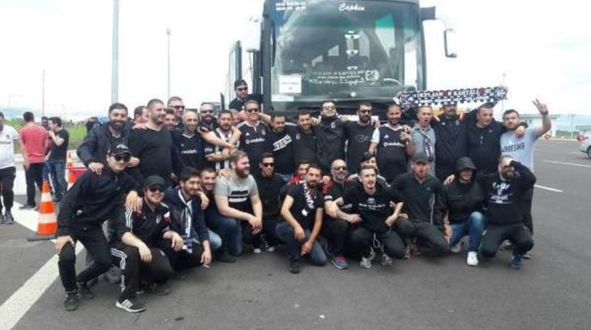 Beşiktaş Taraftarı Altınova'da Mola Verdi