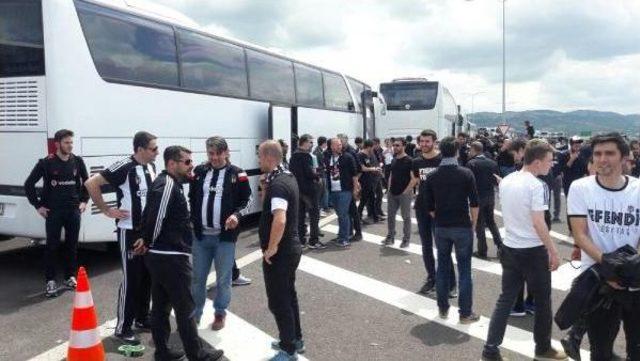 Beşiktaş Taraftarı Altınova'da Mola Verdi