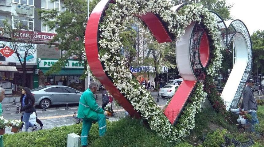 İzmit Parkları Mevsimlik &Ccedil;i&ccedil;eklerle S&uuml;slendi