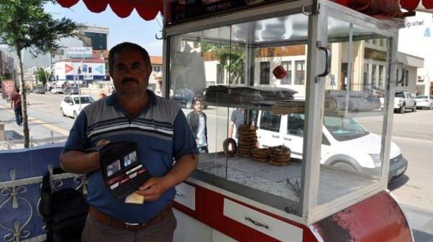 Simit&ccedil;i, Kaldırıma D&uuml;ş&uuml;r&uuml;len C&uuml;zdanı Polise Teslim Etti