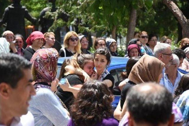 Muğla'daki Kazada Ölen Gelin Ve Görümce Toprağa Verildi (2)