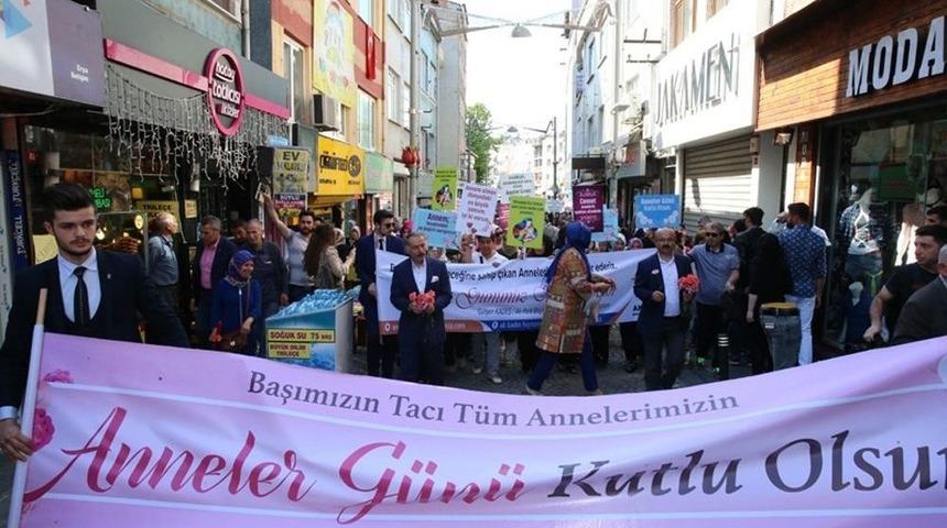 Başkan Atila Aydıner, Annelere Karanfil Dağıttı