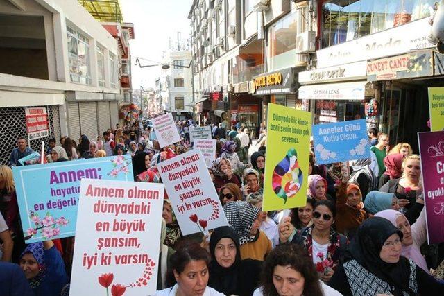 Başkan Atila Aydıner, Annelere Karanfil Dağıttı 1