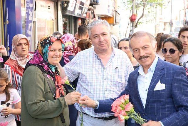 Başkan Atila Aydıner, Annelere Karanfil Dağıttı 2