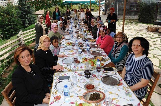 Saadet Tiryaki’nden Anlamlı Anneler Günü Programı