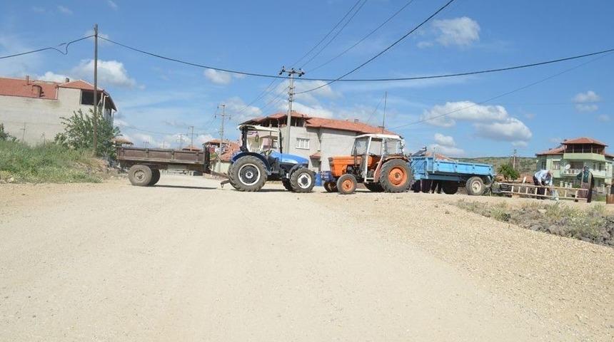 K&ouml;yl&uuml; Kadınlar Yolu Trafiğe Kapattı