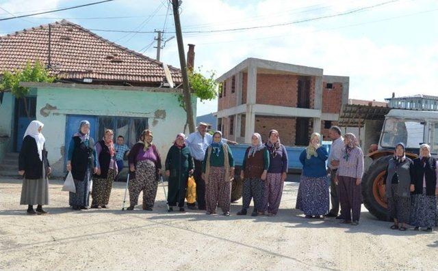 Köylü Kadınlar Yolu Trafiğe Kapattı