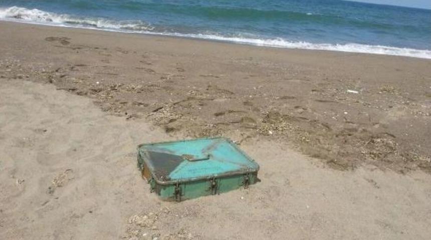 Batan Rus Gemisinin M&uuml;himmatları Kıyıya Vurmaya Devam Ediyor