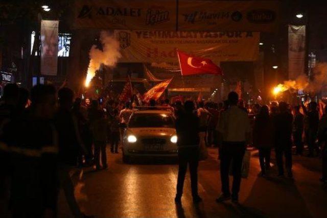 Evkur Yeni Malatyaspor Sabaha Kadar Şampiyonluğu Kutladı 3