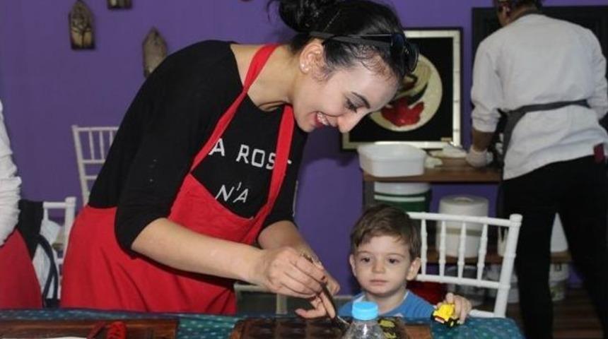 Neoplus Outlet Ve Yaşam Merkezi’nde Anneler Günü’ne Özel Çikolata Kursu Gerçekleştirildi