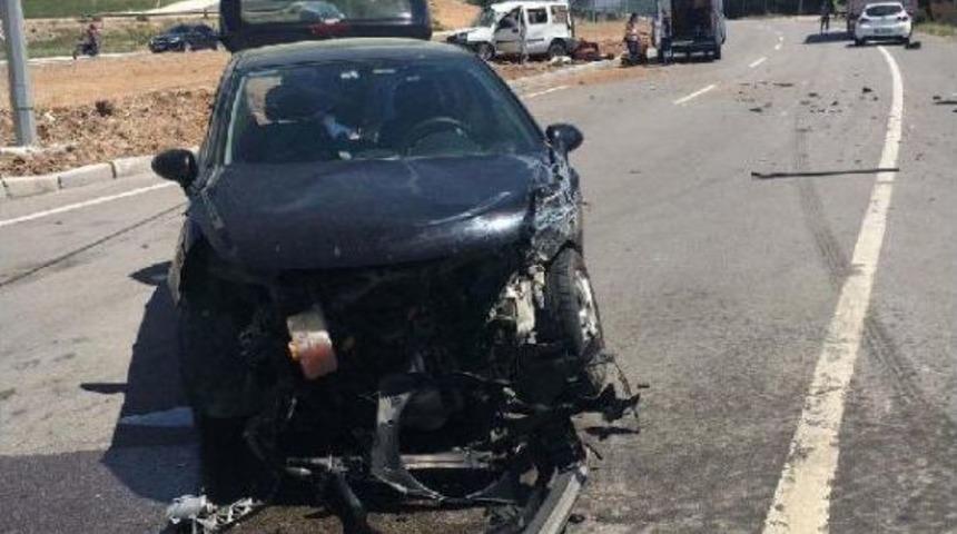 Otomobille Hafif Ticari Araç Çarpıştı: 9 Yaralı