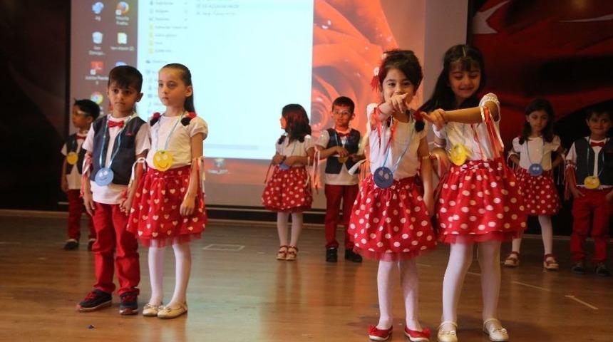 Silopi’de Minik Öğrencilerden Annelerine Çiçek