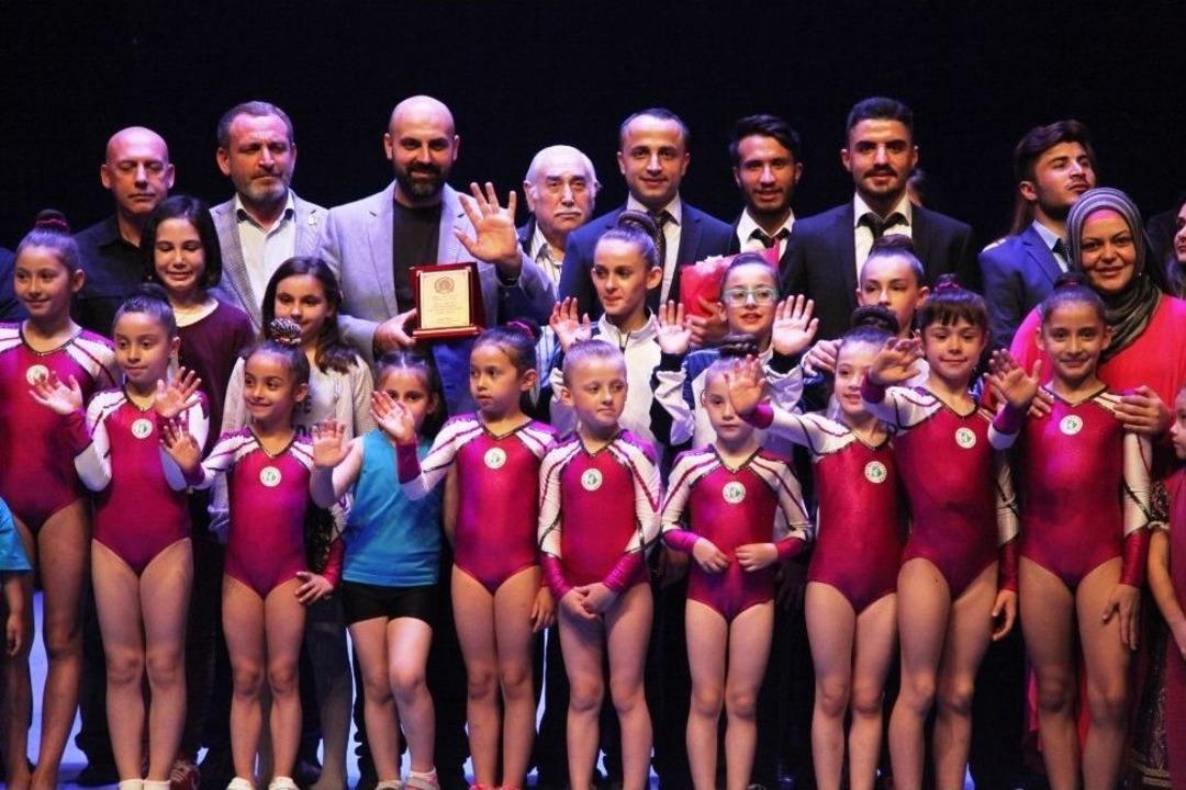 Olimpiyat Yıldızları&rsquo;nın G&ouml;sterisi İzleyenleri B&uuml;y&uuml;ledi