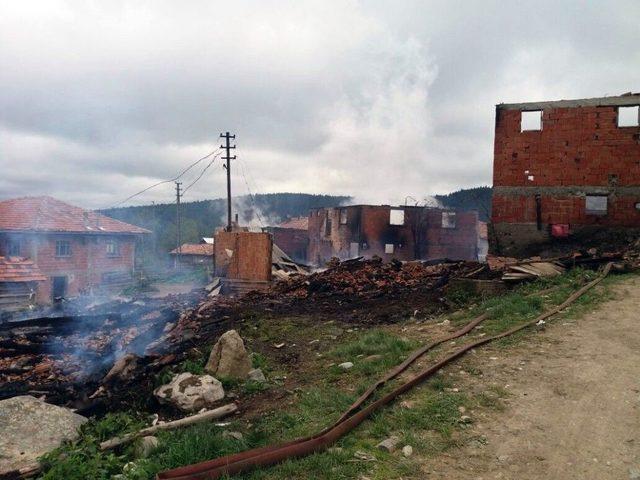 Kastamonu’da Yangın: 5 Ev, 4 Ahır Ve 1 Samanlık Kül Oldu