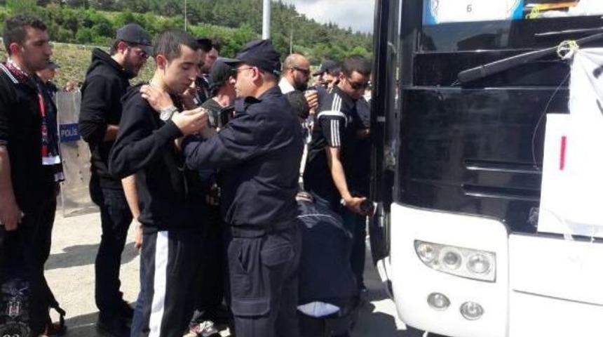 Beşiktaşlı Taraftarların Otob&uuml;s&uuml;nde Ekmek Bı&ccedil;ağı, Demir &Ccedil;ubuk, &Ccedil;akı Ve Sopa Bulundu