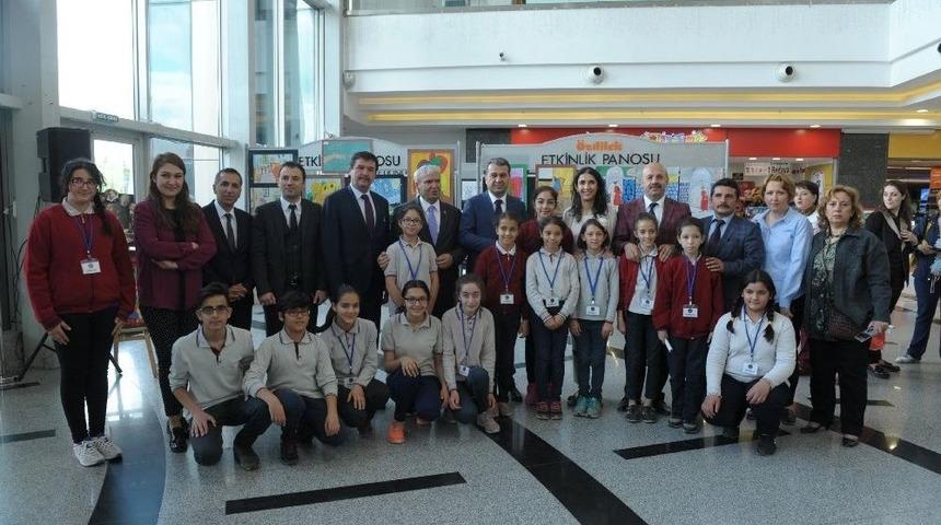 Vali &Ccedil;elik, &Ouml;ğrencilerin Resim Sergisini Gezdi