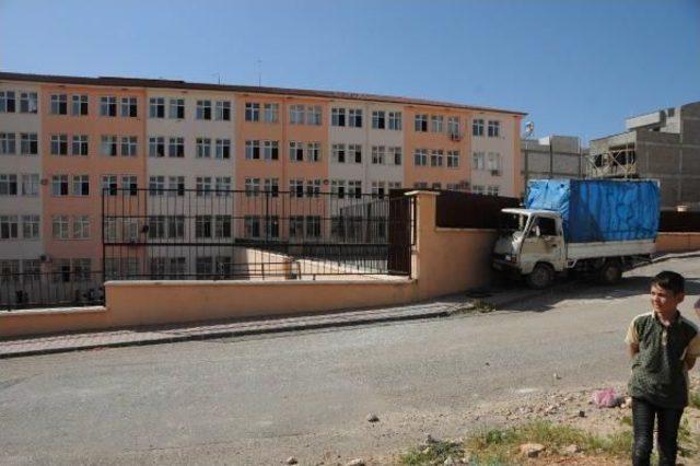Gaziantep'te Freni Boşayan Kamyonet Okul Duvarına Çarptı: 7 Yaralı