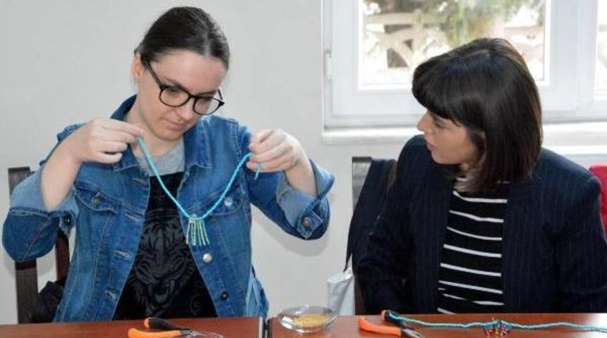 Karab&uuml;k'te 19 Kosovalı Kadına El Sanatları Eğitimi