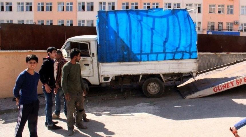 Okul Duvarına &Ccedil;arpan Kamyonetteki 7 Kişi Yaralandı