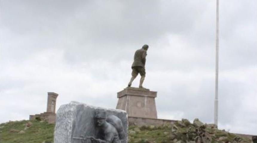 B&uuml;y&uuml;k Taarruz&rsquo;un Başladığı Kocatepe&rsquo;ye Şanına Yakışır Şehitlik Anıtı Yapıldı