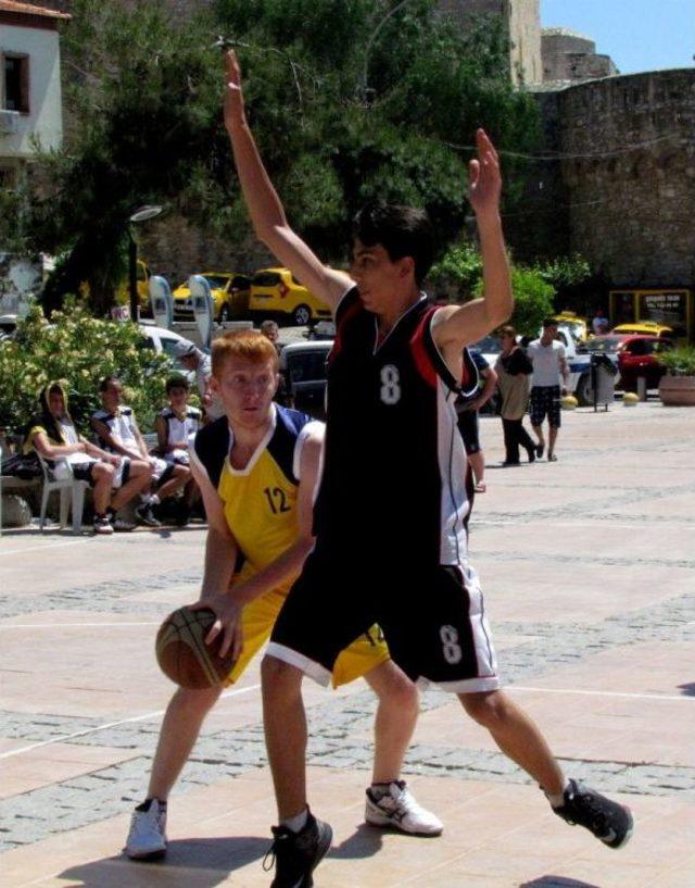 Çeşme’de Sokak Basketbolu Turnuvası