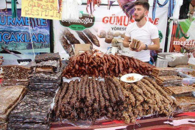 Akyazı’da Yöresel Etkinlikler Stantlarına Yoğun İlgi