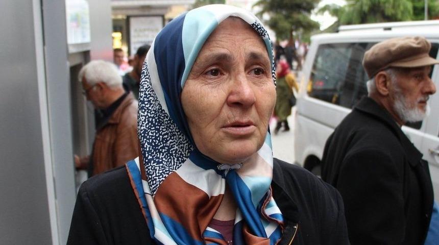 Atm&rsquo;den Para &Ccedil;ekmek İ&ccedil;in Yardım İsteyen Yaşlı Kadını Dolandırdılar