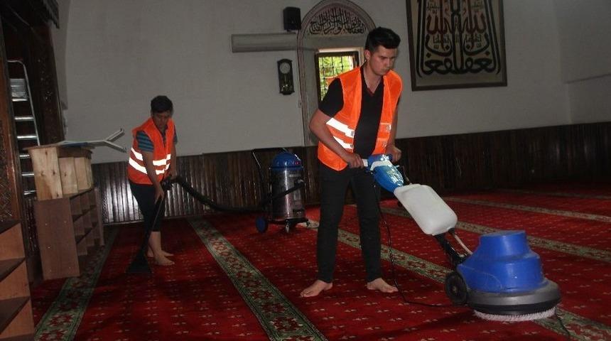 Camilerde Halılar Yıkanarak, Cami İ&ccedil;ine G&uuml;l Suyu Sıkılıyor