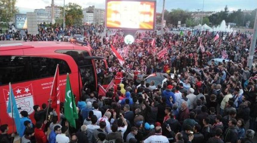 Sivasspor, S&uuml;per Lig'i Kentte Tur Atarak Kutladı