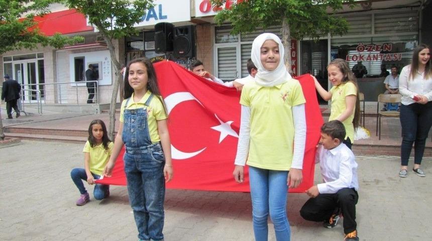 10&rsquo;uncu Yıl Marşı&rsquo;nı İşaret Diliyle S&ouml;ylediler