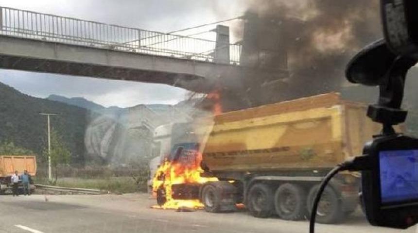 Kamyon Alev Alev Yandı