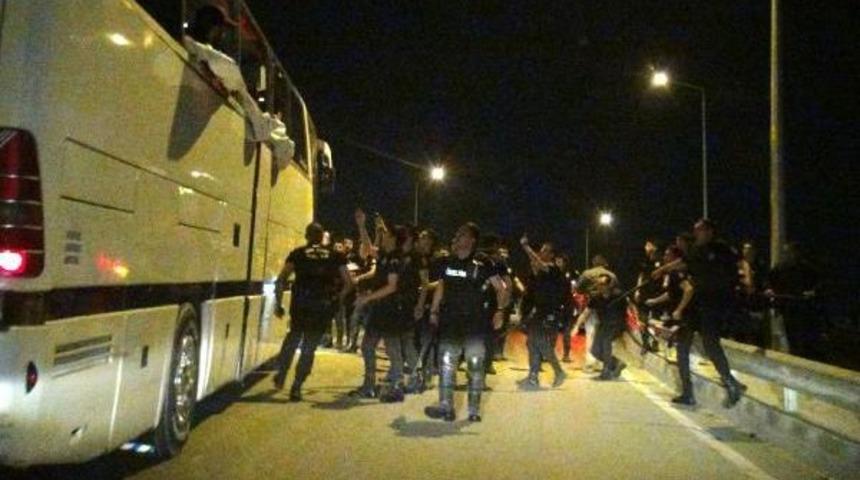 Bursa'da, Beşiktaş Taraftarlarına Taşlı Saldırı