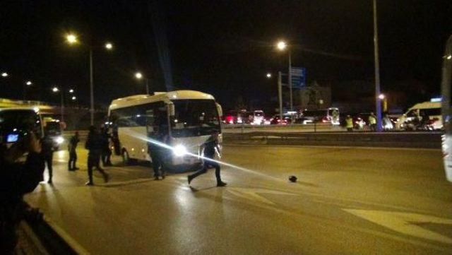 Bursa'da, Beşiktaş Taraftarlarına Taşlı Saldırı